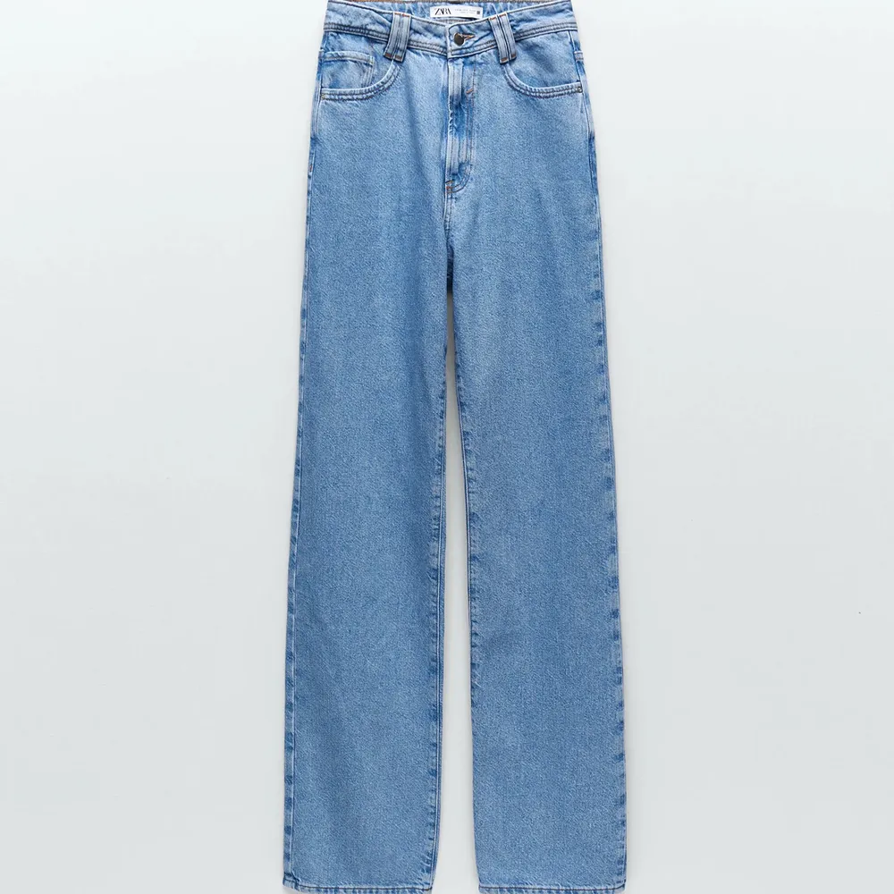Ljusblå zara straight full lenght. Storlek 34 (långa på mig, är 165 cm). I jättebra skick!. Jeans & Byxor.
