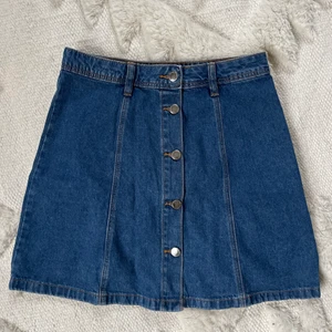 Denimkjol💙 - Supersöt denimkjol från H&M i st 36, aldrig använd!😇