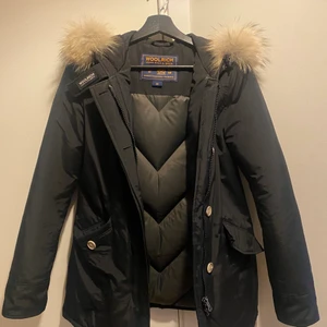 Wool Rich Jacka - Snygg, figursydd jacka i bra skick från wool rich. Inga märken eller blemmor. Använd varsamt i 2 vintrar, nypris 7/8000kr. Storlek XS, köparen står för frakt☺️