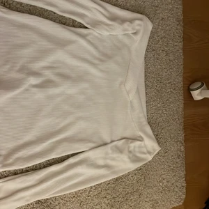 Offshoulder från Boohoo - En söt liten topp som jag inte längre använder. Använd en halv sommar. Luftigt material perfekt till sommaren. Köpt för 199 kr. Köparen står för frakten 