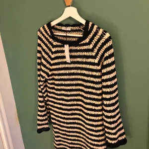 Stickad klänning Stradivarius  - Randig stickad klänning från Stradivarius. I storlek S, aldrig använd så i nyskick! 