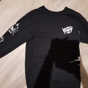 Vans long sleeve - Köptes några år sedan i Liverpool men har inte använts speciellt mycket tror jag. Säljer eftersom den är för liten ;-; 100% bomull, classic fit. Pris kan diskuteras. Skriv on ni har några frågor bara :3