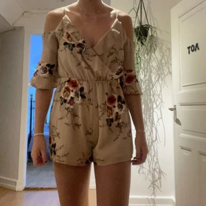Jumpsuit - Beige jumpsuit med blommor. Jättefint skick. 