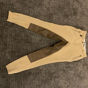 Ridbyxor - Hej. Säljer ett par ridbyxor fått för länge sedan men aldrig använd för att dom ej passar mig. Kan absolut ingenting om ridbyxor jag vet bara att dom är ifrån ’horsehead’ och är i storlek 36. 