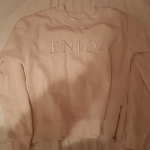 Rosa sweatshirt  - Jättemysig rosa sweatshirt i bra skick💕Den har  även dragkedjor på sidorna🥰