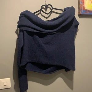 Blå stickad tröja - En mysig stickad off-shoulder tröja. Storlek small