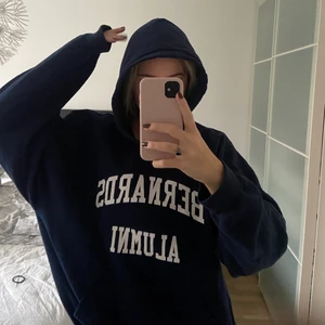 Collage hoodie💙 - Marinblå collage hoodie💙🤍  väldigt skön och snygg tröja med luva som är perfekt nu under hösten. 266kr ( eller högsta bud), jag betalar frakten🥰