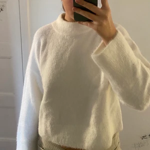 Mysig tröja😍 - Säljer denna galet mysiga tröja😍🙏 den är så mjuk och fluffig och PERFEKT till vintern!! Den är från Hm och endast använd en gång. 