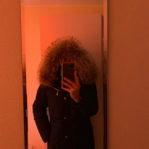 Hollies jacka  - En äkta hollies jacka i storlek 42, inköpt från johonells hösten 2019, original kartong och kvitto finns kvar. Jackan är väldigt lite använd då den alldrig passat mig.  Jag köpte jackan för 4777kr och säljer den nu för 2000kr