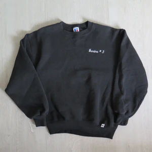 sweatshirt svart -  Svart sweatshirt från Russell Athletics strl M. Passar bra som oversize om man har mindre strl :) 66 kr spårbar frakt.  Skicka meddelande vid frågor/fler bilder!  Notera att små defekter kan finnas då den inte är ny. Större brister nämns tydligt i annonsen/visas på bild. OBS! Bud är bindande!!!!!!! 