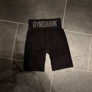 Gymshark Flex Biker Shorts i storlek XS passar även S exakt lika bra då de är suuuper stretchiga. Helt nya, aldrig använda. Nypris inkl frakt är 500kr!