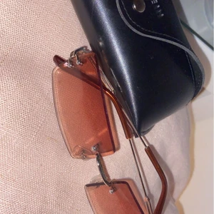 Fina solglasögon  - Ett par fina solglasögon som är i bra skick också medier använts köpt från shein o säljer den eftersom de inte tyvär kommer till användning när du köper dom så finns de tyvär ingen retur tillbaka om paketet skickas så gäller de +frakt ❤️