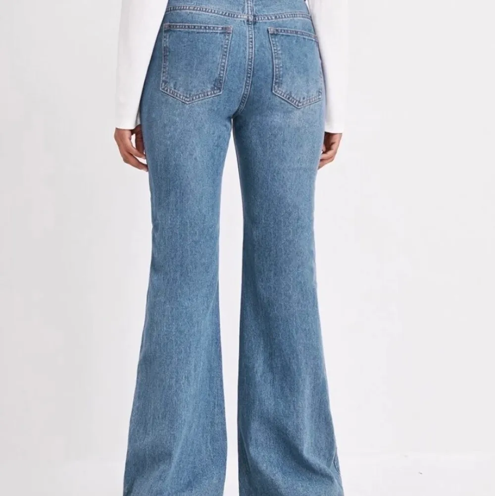 Lite mörkare blå jeans från SHEIN i storlek S. Säljer för dom inte riktigt är min stil. Sitter bra på mig som är 163. Aldrig använda bara testat. Nypris = 249kr. Jeans & Byxor.