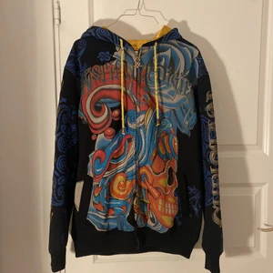 ÄKTA CHRISTIAN AUDIGIER BEDAZZLED HOODIE - !!Intressekoll!! Intressekoll på min äkta Christian Audigier Hoodie, med perfekta rhinestones och i utmärkt kondition. Den är även vintage och svår att hitta. Även kontrollerad av Sellpy att vara äkta. Skriv vid intresse och erbjud pris :)