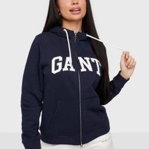 Gant - Säljer en super mysig blå hoodie/tröja från gant i storlek M ❗️ passar perfekt nu under kalla sommarkvällar 👌🥰💞