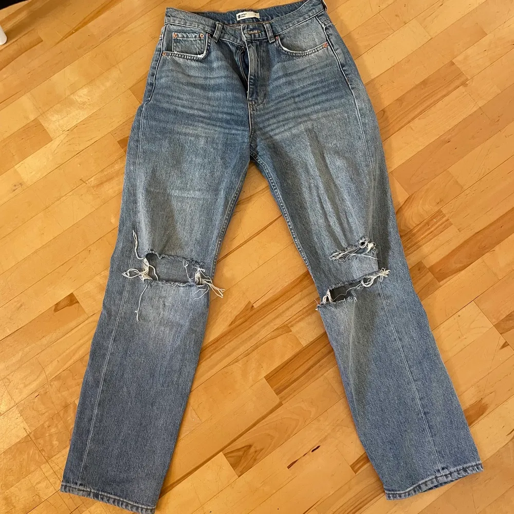 Blåa jeans från GinaTricot med hål i knäna! Storlek 36👖 130 + frakt . Jeans & Byxor.