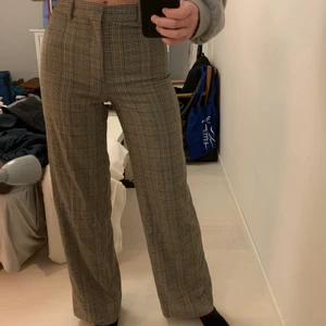 Zara byxor - Superfina kostymbyxor från zara som är gråa med rutor! Dem är i jättefint skick och är i storlek 34, köparen står för frakten:)