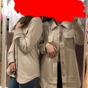 Beige kappa - Jag säljer nu mina fina beiga kappa som är köpt från bikbok för ungefär 3 månader sen för 600kr nästan oanvänd. Skriv för fler frågor 