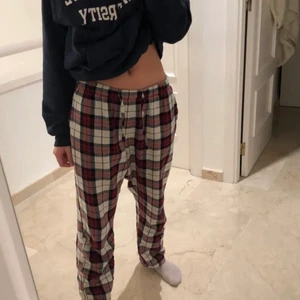 Pyjamasbyxor - Nu är det dags att sälja mina rutiga pyjamasbyxor från hm (herravdelningen) i storlek S/M (lånade bilder) men om du vill ha fler bilder så hör av dig! Byxorna är perfekta nu till julen. Byxorna är i bra skick och inga defekter. Använda sparsamt❤️ Köparen står för frakt, paketet går att spåra vid köp.              
