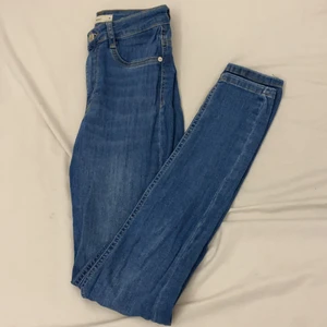 Skinny jeans - Ett par blåa skinny jeans i storlek M men sitter även som S köpta från Gina tricot. Använda några gånger 