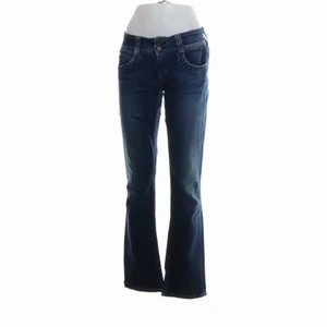 Lågmidjade jeans  - Jag säljer nu dessa ascoola lågmidjade pepe jeans pga att dom inte kommer till användning🥰 Jag köpte dom här på Plick men dom är från början från Sellpy. (Det är inte mina bilder) köparen står för frakt!!🥰