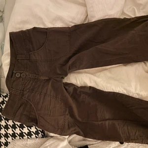 byxor  - Säljer mina asballa byxor, storlek 40 men passar mig som är 36,38. Jag är 172 och dom är långa på mig!!💞 dom är lite knottriga mellan benen, skriv om ni vill se bild!🤍🤍