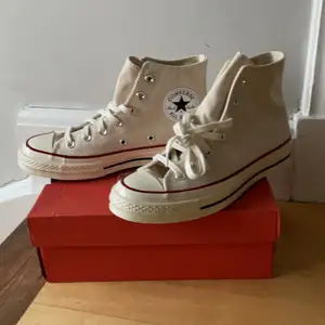 Converse Chuck Taylor All Star 70 Hi i färgen Parchement 💛 Jättefina nya Converse i retro stil (nypris ca 970 kr) säljes oanvända i st 39 med kartong, har dem själv i st 38 men glömde skicka tillbaka dem i st 39 därav jag säljer dem! Älskar skorna, jättesköna & cool vintage look☺️ 