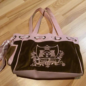 Juicy daydreamer bag! - Vintage Juicy couture väska som inte säljs längre! Säljer då den inte kommer till användning! Materialet är velour och äkta läder! Nypris över 2000 kr, säljer för 700! Väskan är i väldigt bra skick! SÄNKT PRIS!