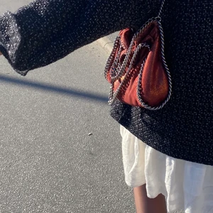 Stella McCartney väska - Säljer min vinröda Stella väska! Köpt för ca 3-4 år sedan, så är absolut välanvänd. Det syns även på skicket då det finns missfärgningar i mockan tex. Hör av er för fler bilder eller om ni har andra frågor gällande skick, pris osv!🥰
