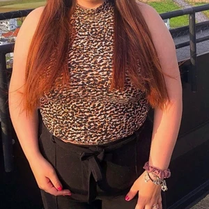 Ginatricot Topp - Säljer denna polotopp för dem blivit för liten och använder inte längre.