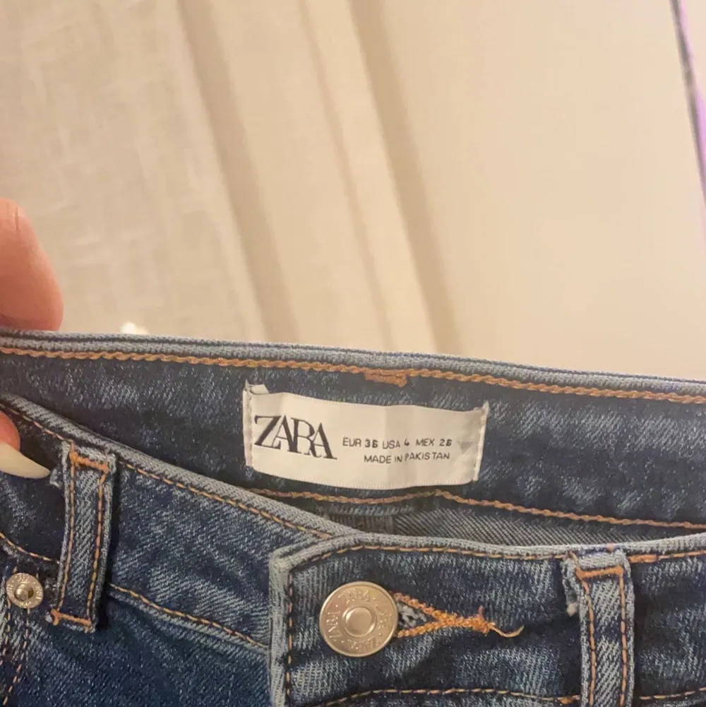 Jätte fina jeans från zara, aldrig två gånger. Säljer pga för lång för mig. . Jeans & Byxor.