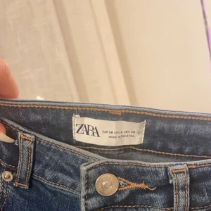 Zara jeans strl 36 - Jätte fina jeans från zara, aldrig två gånger. Säljer pga för lång för mig. 
