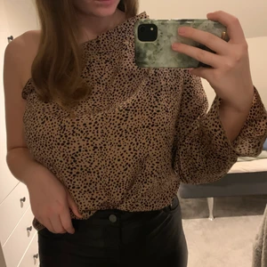 Oneshoulder topp - Oneshoulder topp från SHEIN 💫🤎 storlek M, 70kr + frakt