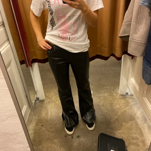 Skinnbyxor med detaljer - Asballa unika skinnbyxor, antar att det är läderimitation, med coola metall detaljer. Detaljerna sitter vid slitsen, framfickorna och längs med midjebanden på baksidan. Köpta second hand så märket är oklart💓 säljer endast vid bra bud