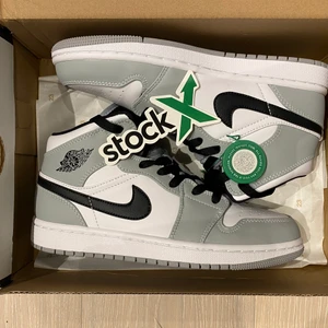 Air Jordan 1 mid light smokey grey - Jag fick äntligen hem mina efterlängtade skor som råkade vara för små :( därför säljer jag dessa skitsnygga jordans! Endast testade inomhus. Det ingår vita skosnören. Man får med en qr kod som visar att de är äkta! Skriv vid intresse eller frågor :)) 