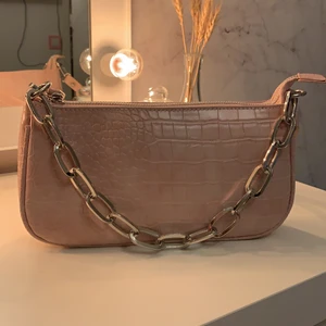 Fin rosa axelväska - Säljer en jättefin rosa lite längre axelväska som tyvär aldrig kommit till andvändning. Ny pris 300kr.