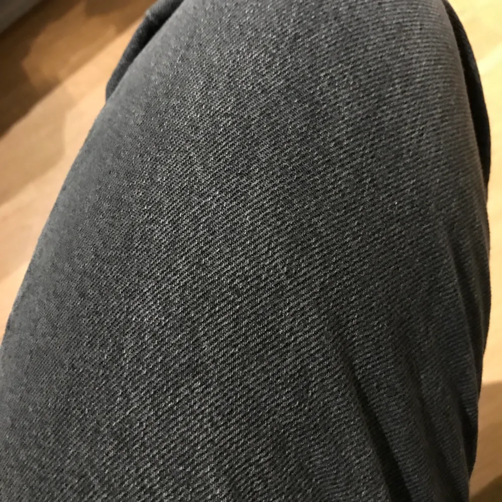 Sjukt snygga jeans köpta här på plick men aldrig använda av mig eftersom de är väldigt stora som man kan se på bilden :( De har inga defekter och är i bra skick. Det är små slitningar på fickorna vilket inte är en defekt utan en del av designen.  Lapparna är bortklippta. Färgen syns bäst på andra bilden!!Midjemått: 82 cm Innerbenslängd: 82 cm ❤️❤️. Jeans & Byxor.