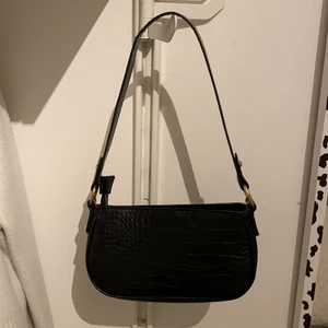 Baguette väska, svart - Säljer denna superfina trendiga baguette-väskan då den aldrig kommit till användning. Nyskick, från asos. Köptes för 150 säljer för 70kr, pris kan diskuteras❤️ köparen står för frakt