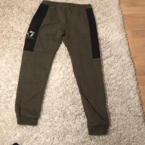 Armani mjukisbyxor - E mporio Armani mjukis byxor. 100 % äkta köpta på JD Sport. Använda cirka 4 ggr. Dem är inte slitna alls