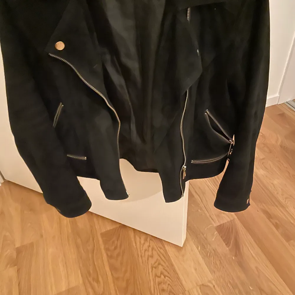 Använd förra hösten i gått skick storlek S men passar som en M . Takit.