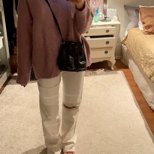 Vita jeans med hål - Vita jeans med hål som endast testats och inte använts. Säljer då jag missade returdagen🤍 Helt oanvända så inget fel på dem. Jag är 168, men de är raw så man klipper efter sin storlek så de är därför de är så långa.🤍