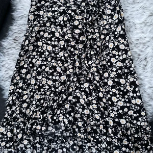 Blommig kjol  - Blommig kjol som går till knäna, från Lindex och köpt på barnavdelningen men passar xs. 65:- 🌸