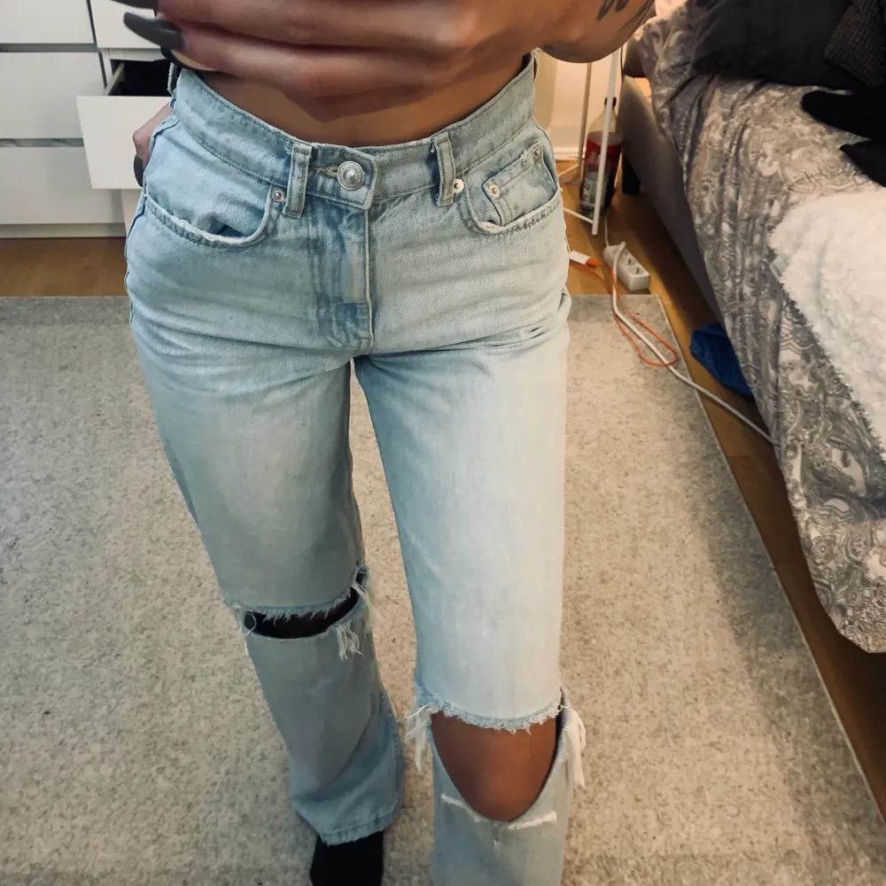 Populära jeans från Ginatricot. Köpte dom för 500 kr tror jag och använt ksk 3 gr. Klippte slit på dom och tycker verkligen dom är skit snygga men får inte så mycket använding för dom! . Jeans & Byxor.