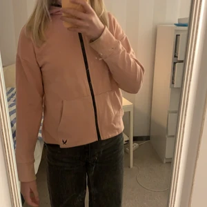 Dragkedja tröja gammaldags rosa  - En dragkedja tröja i rosa köpt för ca 2 år sen men inte använd på ett tag eftersom den börjar bli för liten. 