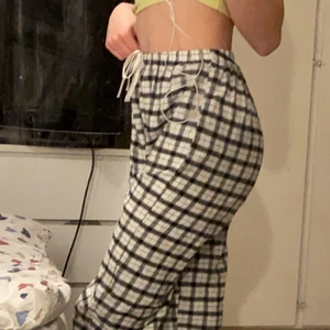 Rutiga pyjamasbyxor  - Rutiga pyjamasbyxor passar dom som har XS S och M 