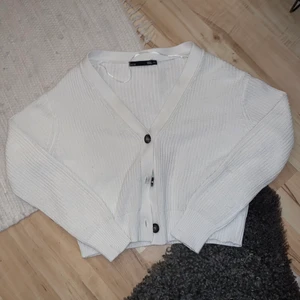 Vit kofta - Vit kofta från lager157💕 endast använd några gånger. Frakt tillkommer. Kontakta mig för mer info eller fler bilder