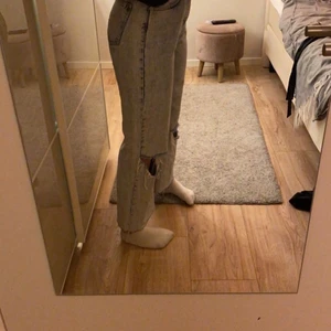 Jeans - Säljer mina ljusblå jeans från NA-KD sitter jätte snyggt är i bra sick ända att det är ett litet skrapat hål syns inte alls enligt mig bara om man kollar noga och de är inget man ser igenom. Sitter bra på mej som 1,60 100kr +frakt 🤗