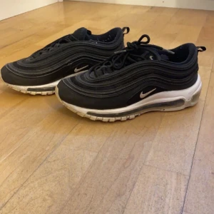 Nike Air Max 97 - Nu är det dags att sälja mina fina Nike Air Max 97 som jag aldrig får användning av längre. Dem är köpta på Foot Locker för något år sedan och har använt dem några gånger sen dess. Nypris är 1400kr men mitt pris är 750kr ( köparen står för frakt om det behövs ). Dem är använda några fåtal gånger men det är verkligen inga som helst fel på dem. Storleken är 38.5, Hör av er om det är något ni funderar över. Mvh