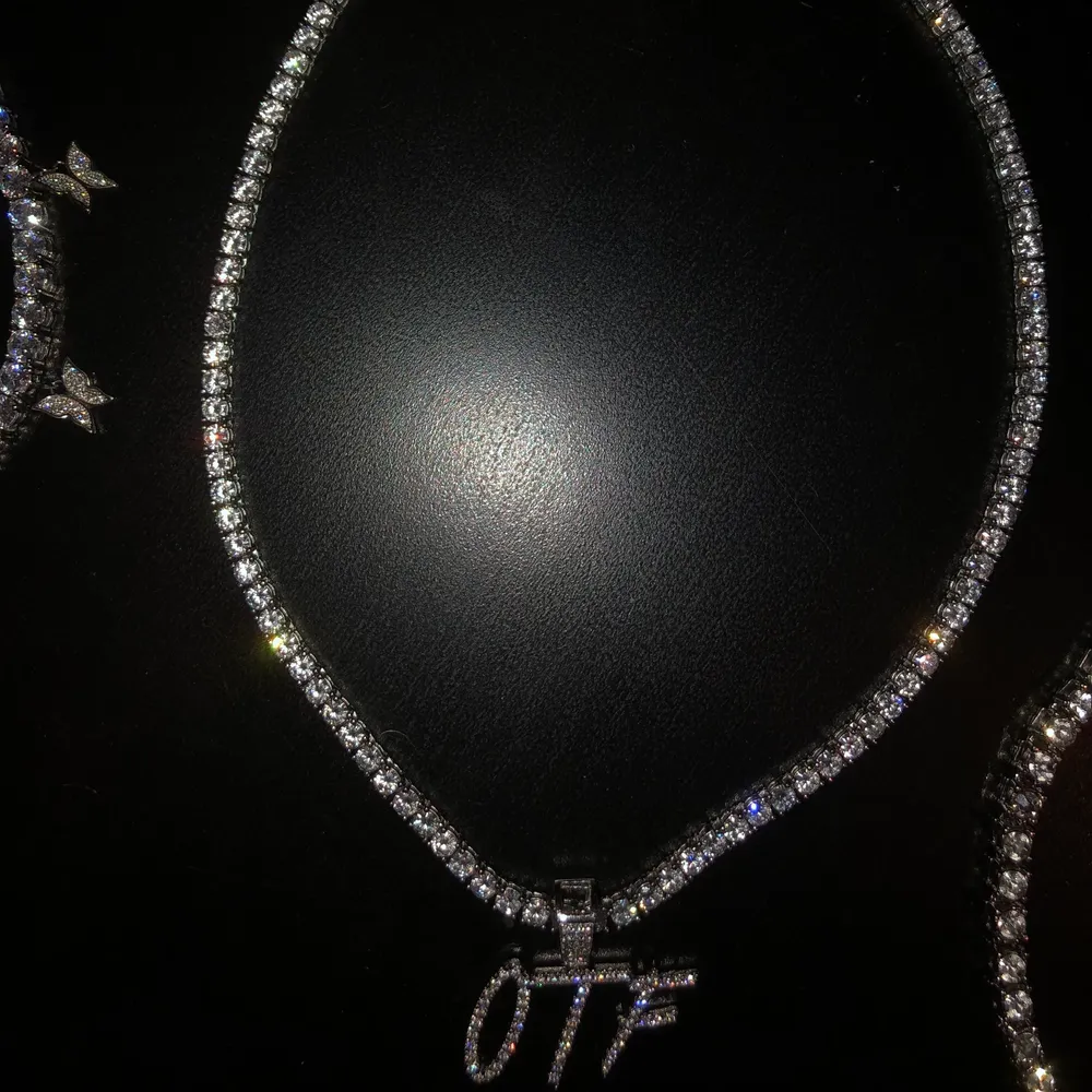 Säljer en custom fixad tennis chain (unisex) med text ”OTF” då jag ej använder det, halsbandet är av hög kvalite och kostade en del att tillverka pluss en hög leveranstid därav priset! Vid eventuella frågor/intresse hör gärna av dig, allt gott mvh Filip. Accessoarer.