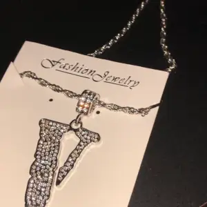 Har två stycken custom vlone halsband till salu! (169kr styck). Vid eventuella frågor/intresse hör av dig, mvh Filip